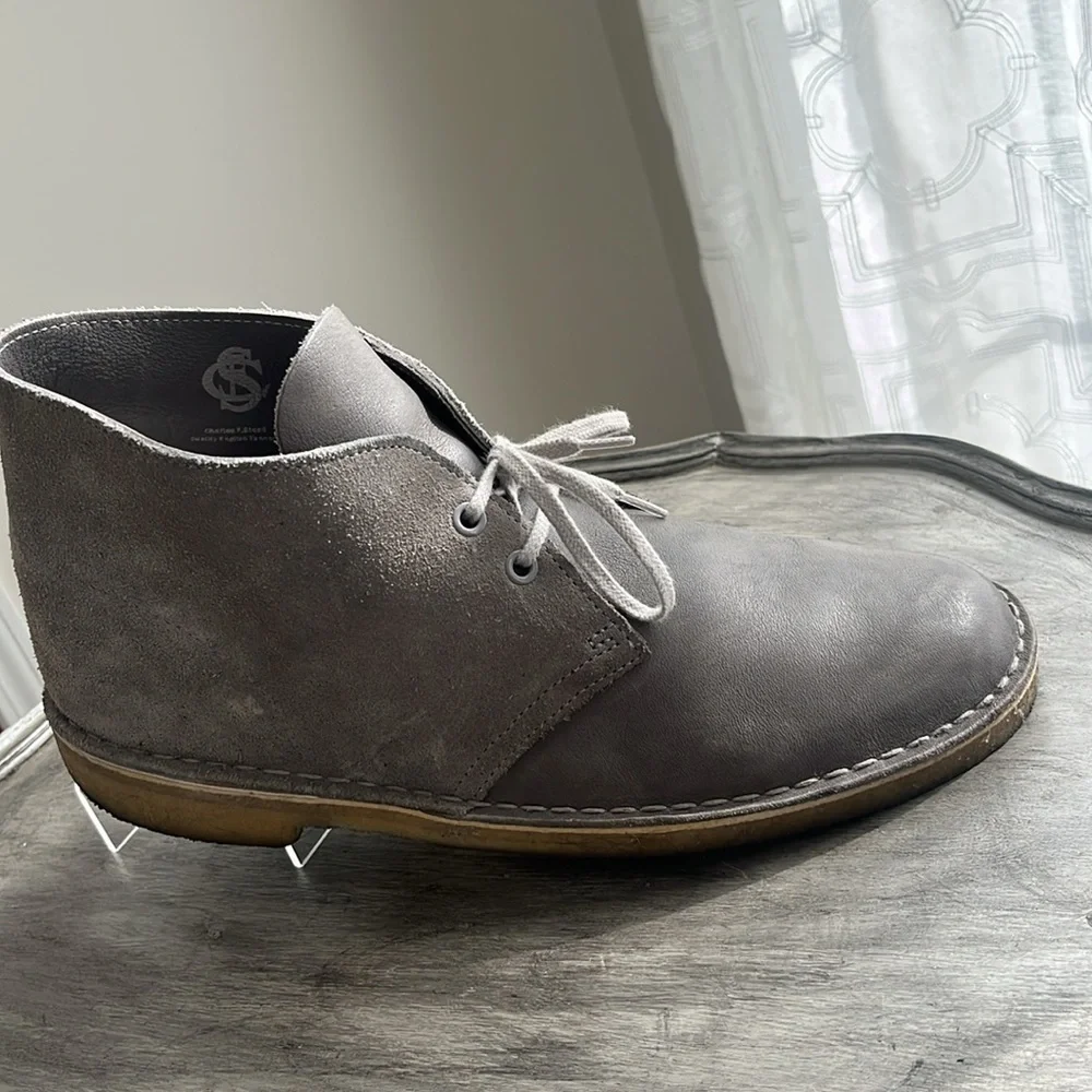 Clark’s gray suede leather chukka boots size 10